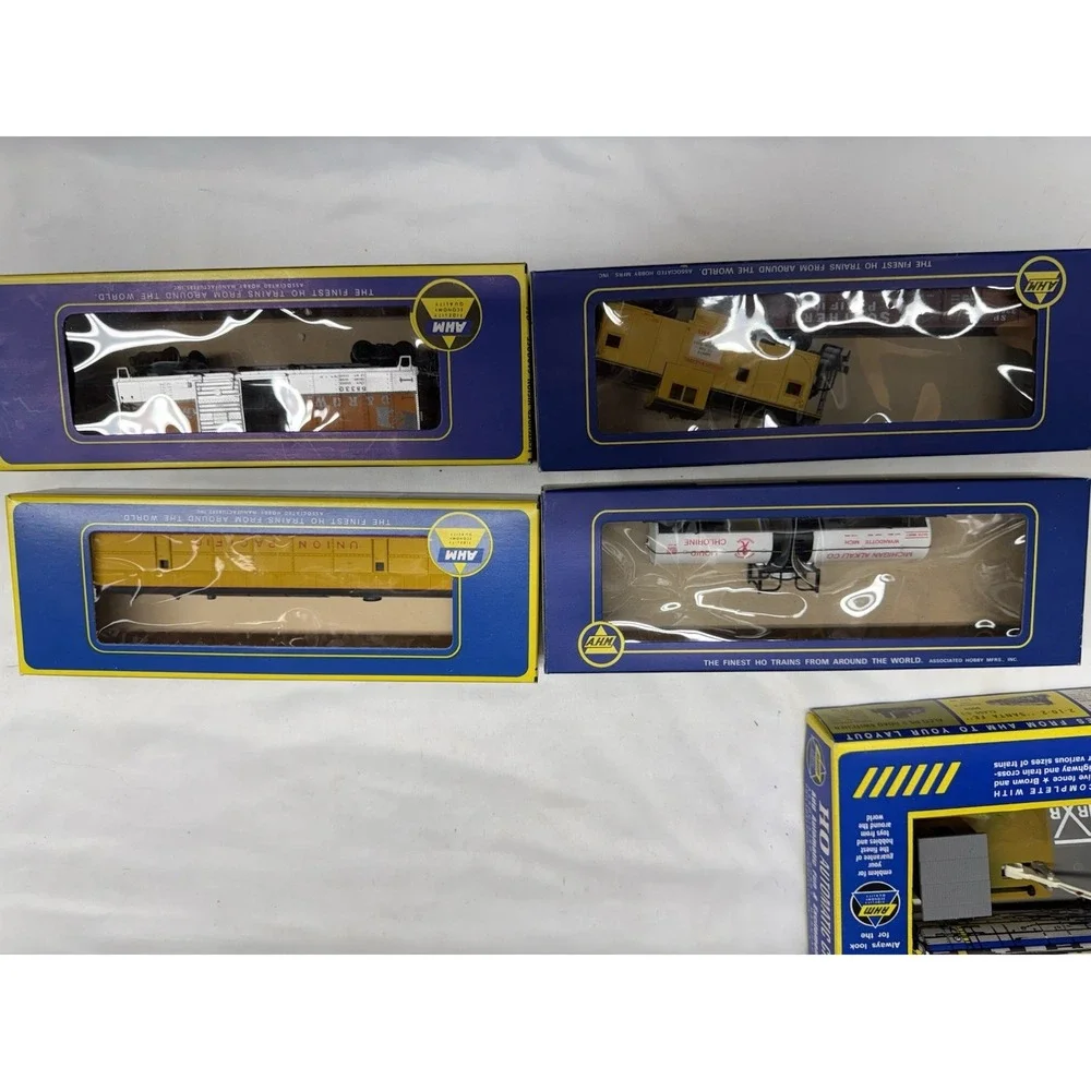 AHM HO Scale Electric Train Set Lot 5 Cars, 1 Locomotive, Crossing Gate And More